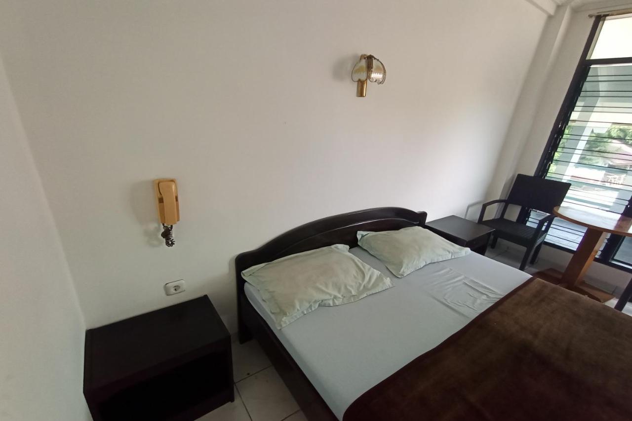Oyo 92324 Hotel Sinar Rejeki Сукабумі Екстер'єр фото